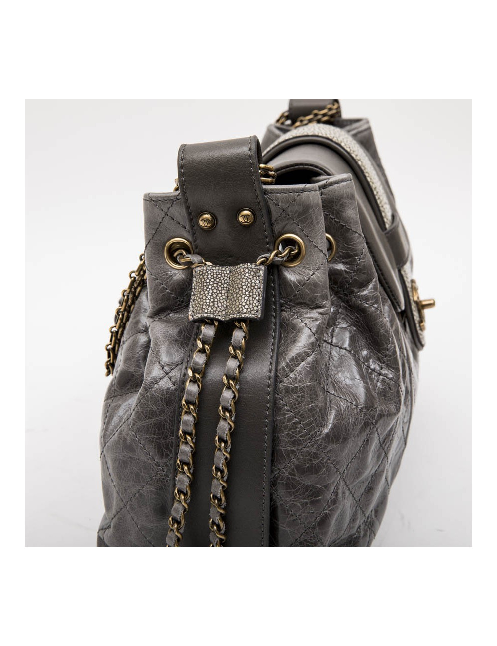 Sac CHANEL en cuir vieilli gris en galuchat