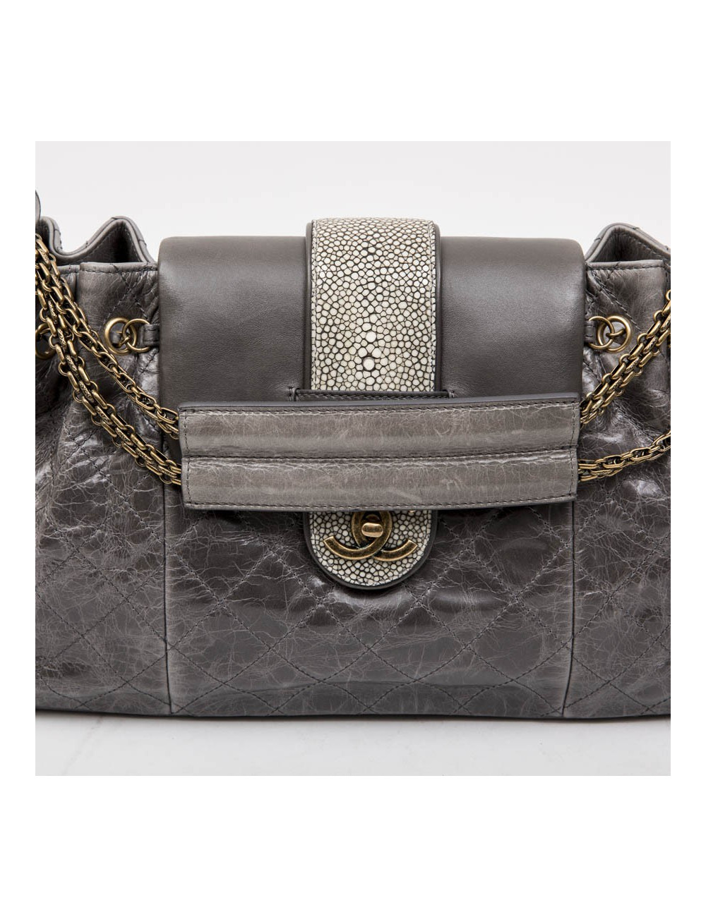 Sac CHANEL en cuir vieilli gris en galuchat