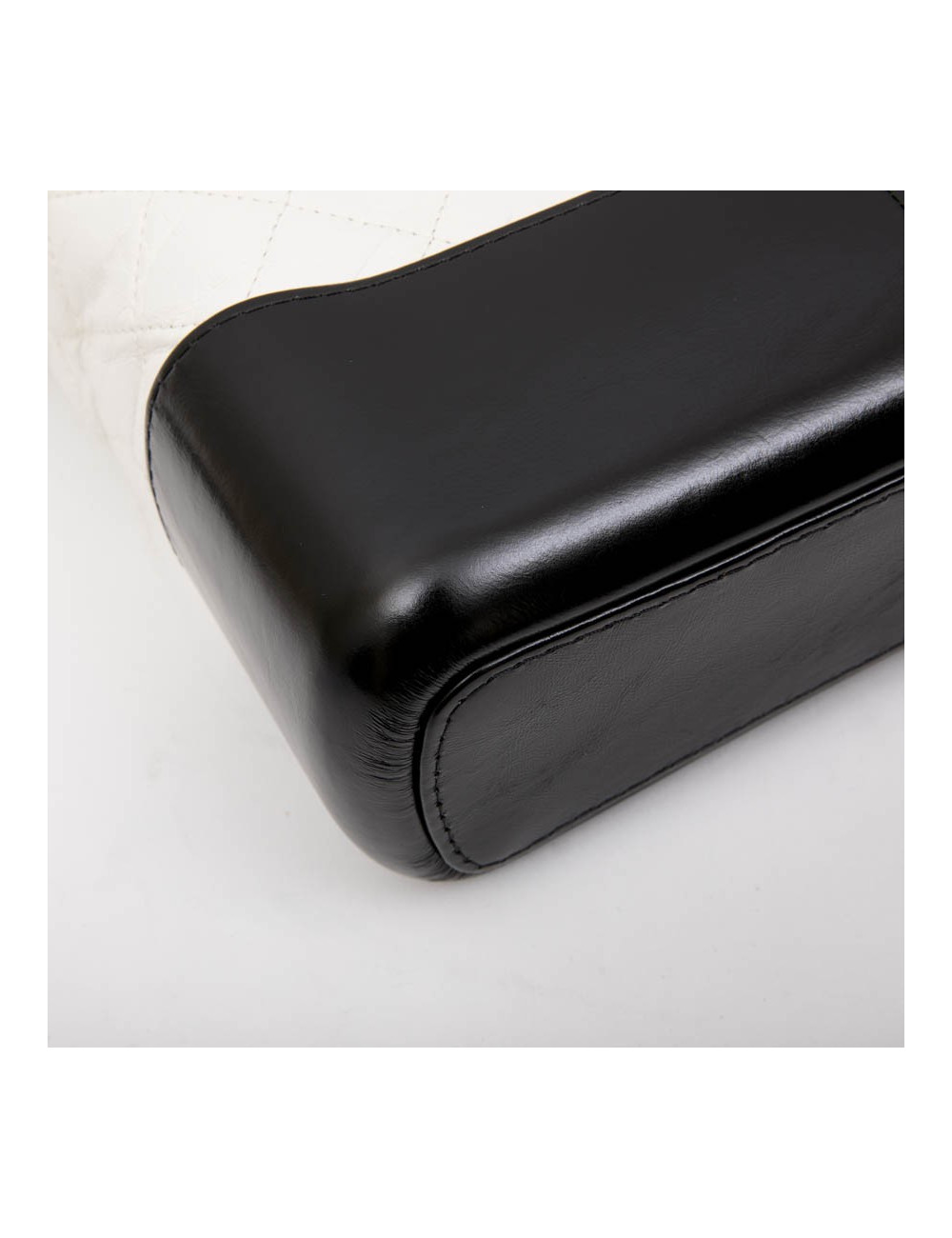 Sac Hobo Gabrielle CHANEL bicolore blanc et noir