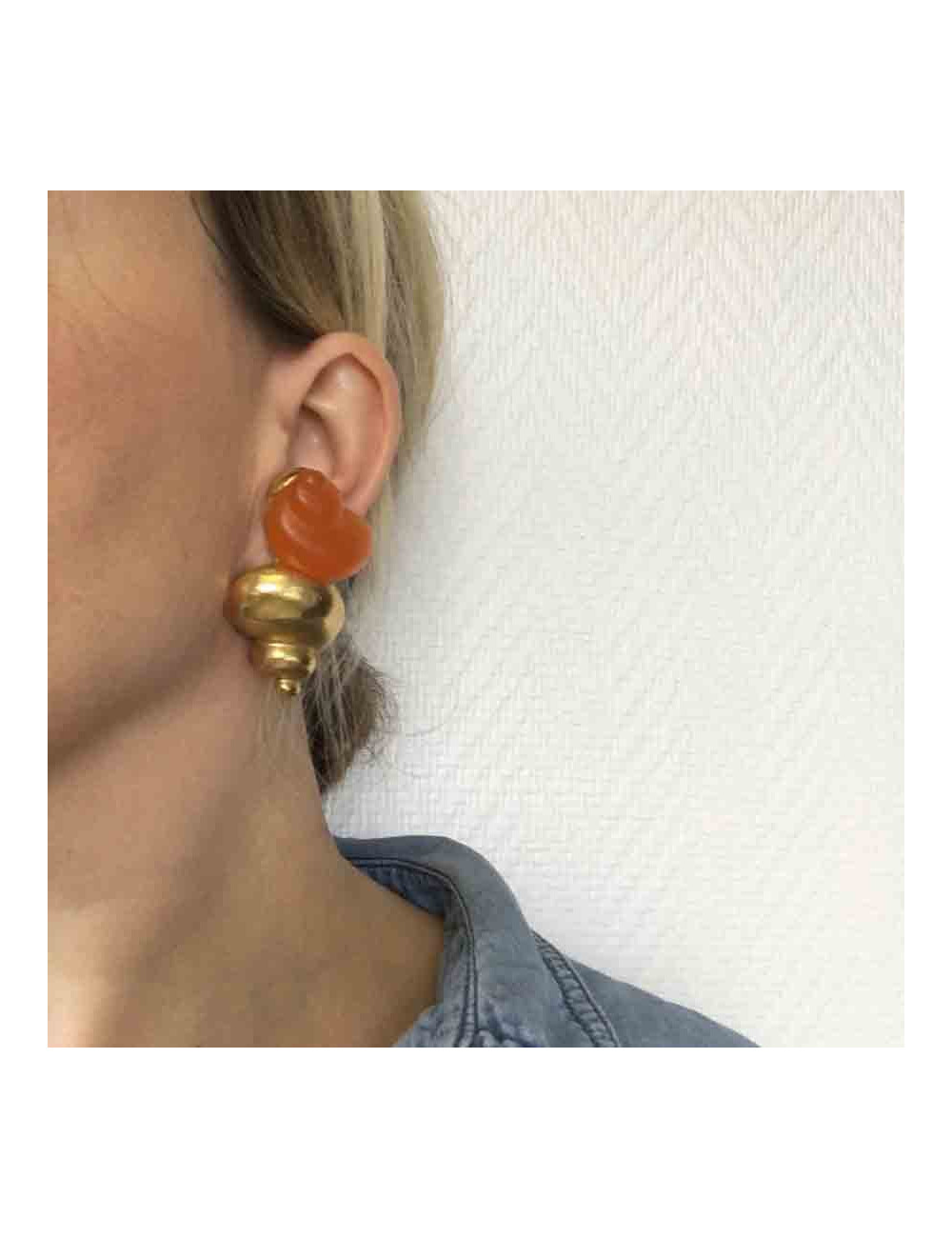 Boucles d'oreille clips CHRISTIAN DIOR vintage en métal doré et plexi orange