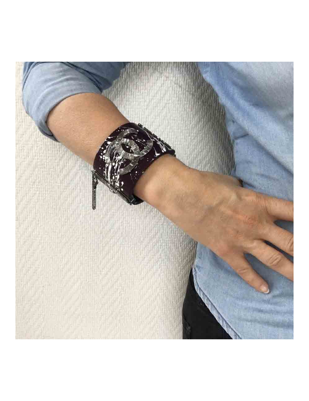 Manchette CHANEL graffitis en résine violette