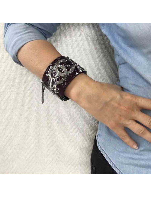 Manchette CHANEL graffitis en résine violette