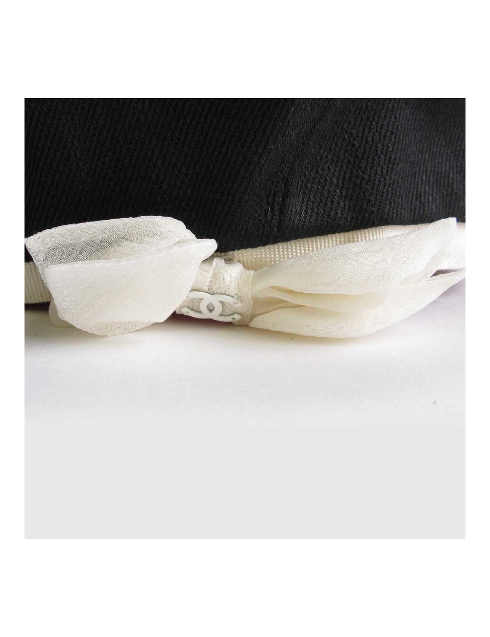 Béret CHANEL T 58 coton noir, liseré blanc et noeud écru