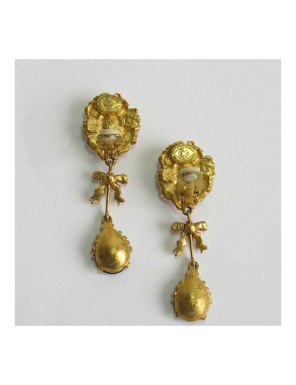 Boucles d'oreille clips CHRISTIAN LACROIX pendantes en métal doré et pierres fantaisies