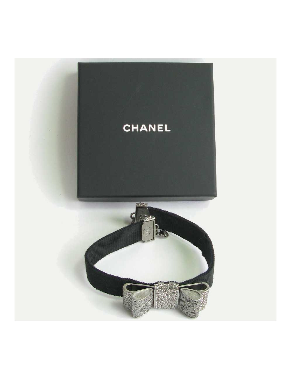 Collier ras de cou CHANEL noeud strass en métal argenté