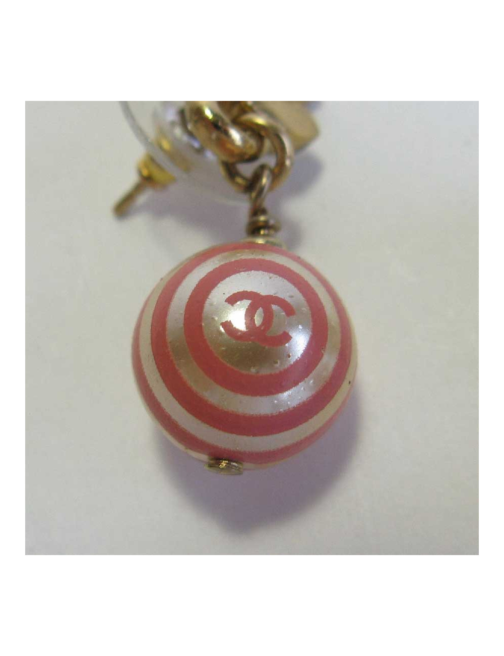 Boucles d'oreille clous CHANEL avec perles nacrées et roses