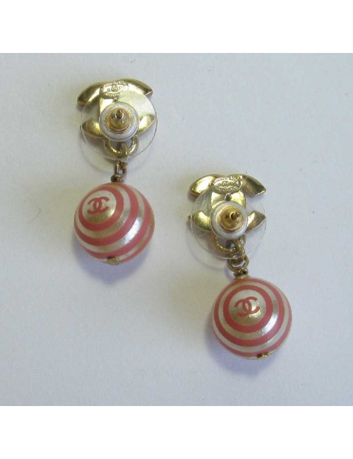 Boucles d'oreille clous CHANEL avec perles nacrées et roses