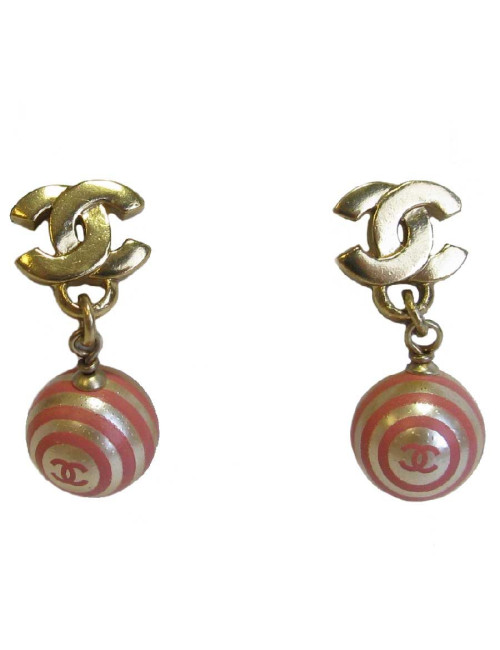 Boucles d'oreille clous CHANEL avec perles nacrées et roses