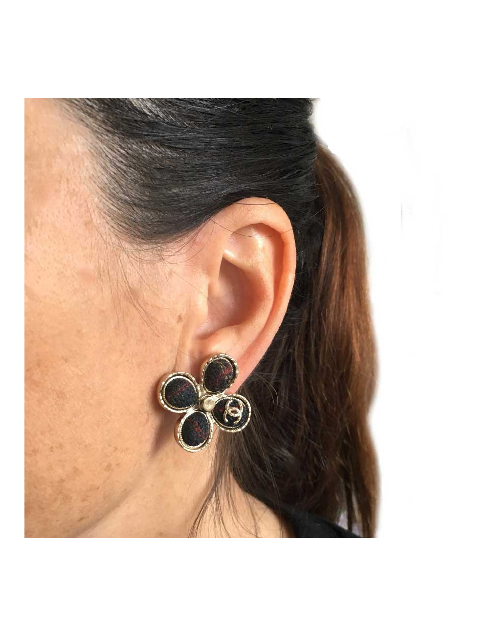 CHANEL clover stud earrings 'Paris Edinburgh' in gilt metal and multicolored tweed 