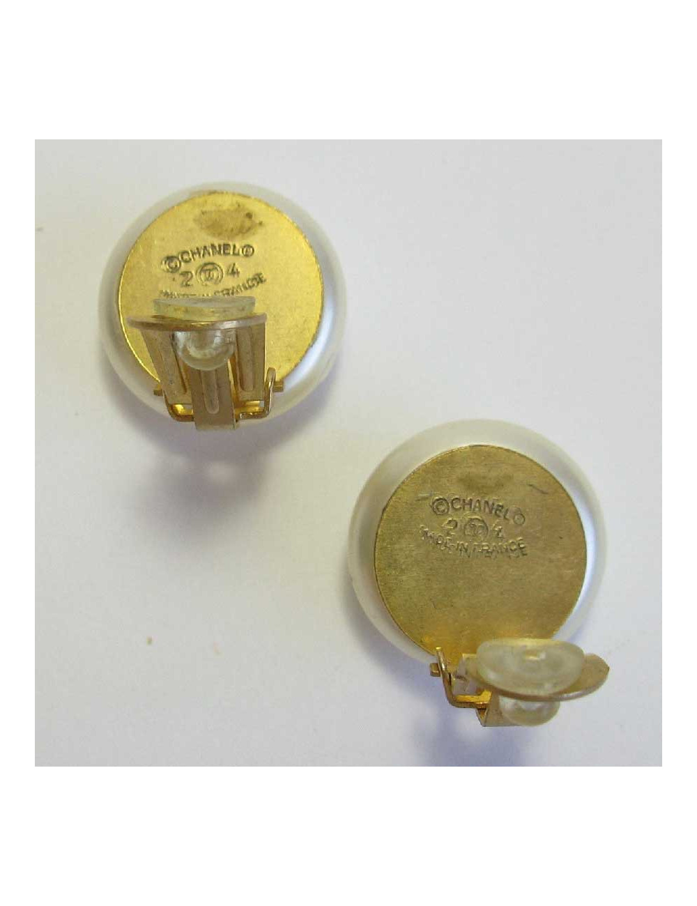 Boucles d'oreille clips CHANEL Couture en pâte de verre nacrée