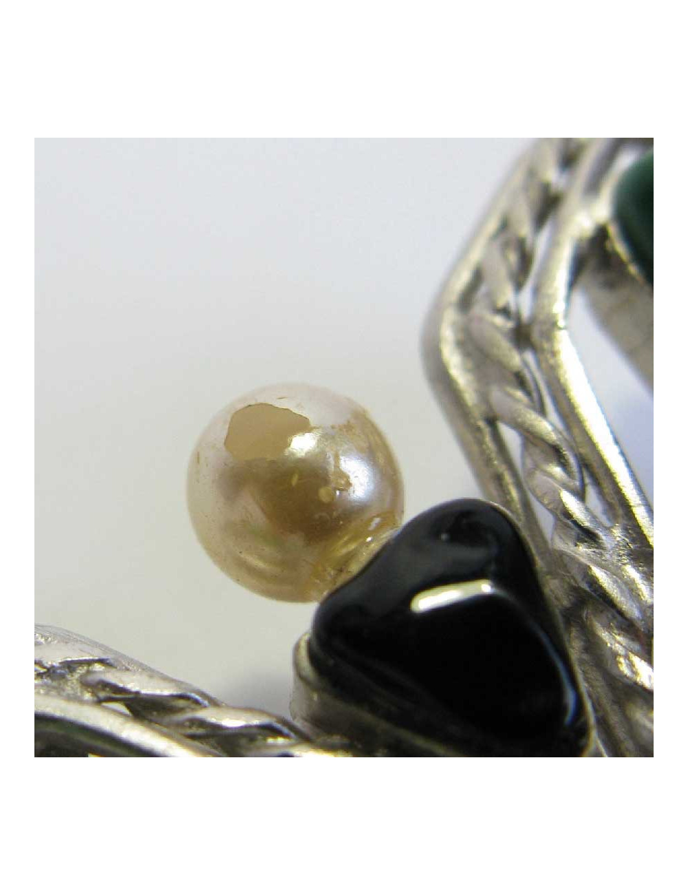 Broche croix marguerite de valois en pâte de verre et perles nacrées