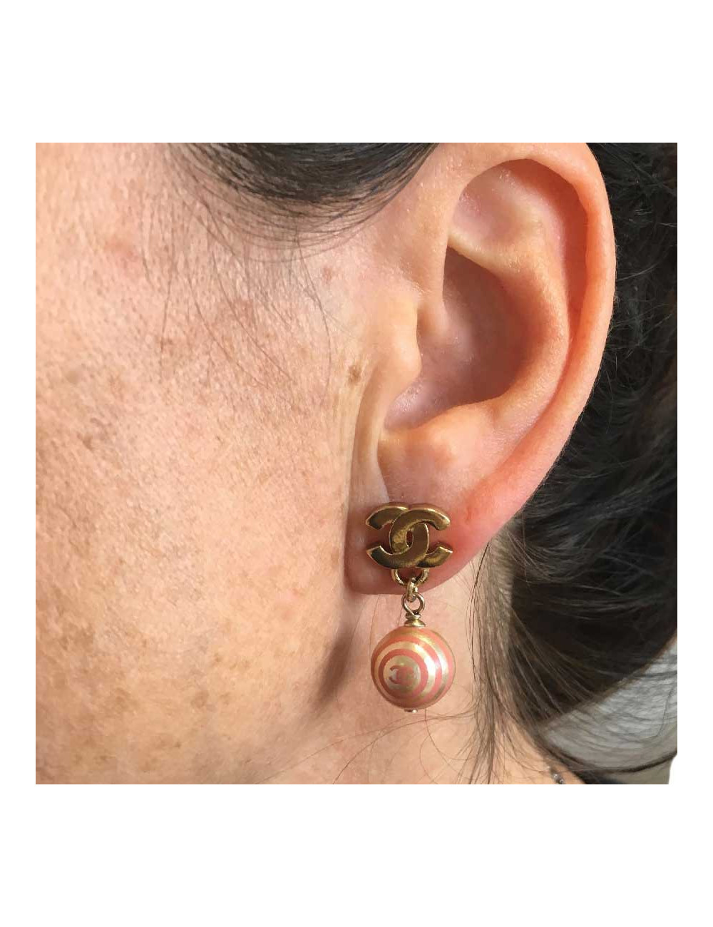 Boucles d'oreille clous CHANEL avec perles nacrées et roses