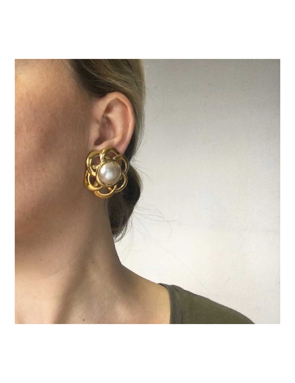 Boucles d'oreille clips CHANEL Couture perle nacrée