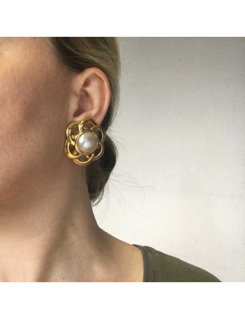 Boucles d'oreille clips CHANEL Couture perle nacrée