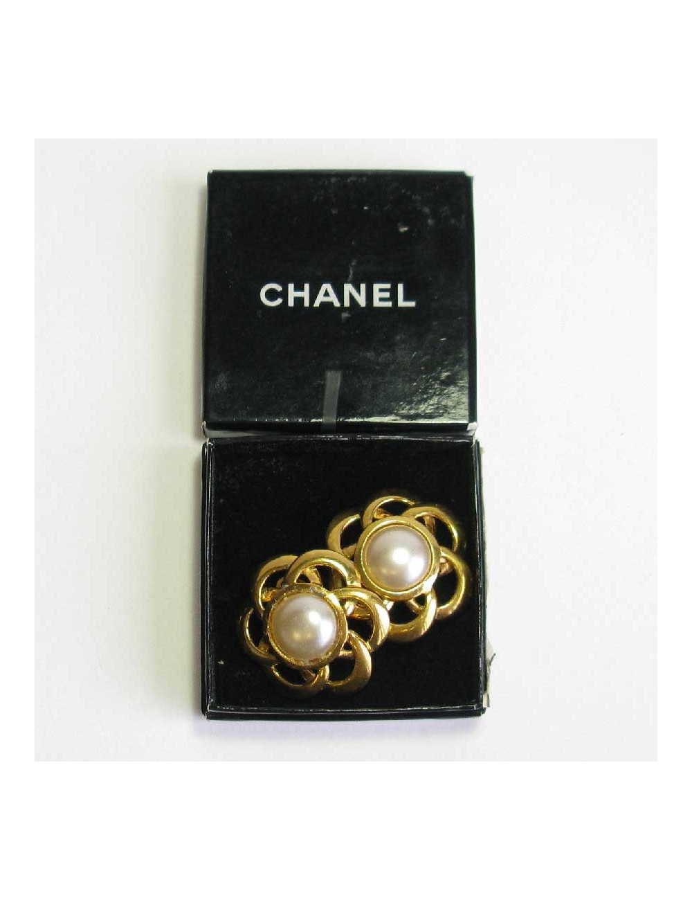 Boucles d'oreille clips CHANEL Couture vintage en métal doré et perle nacrée
