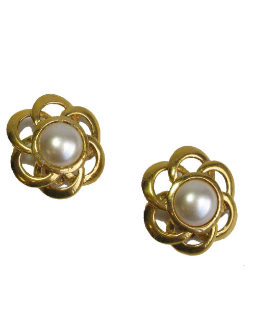 CHANEL Couture Vintage clip-on earrings in gilt metal and pearl