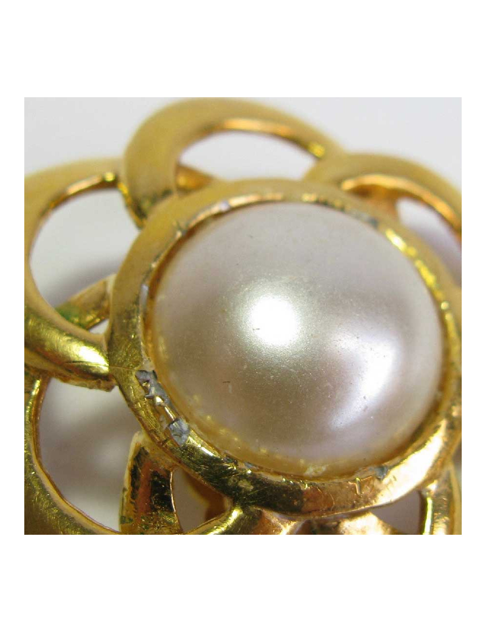 CHANEL Couture Vintage clip-on earrings in gilt metal and pearl