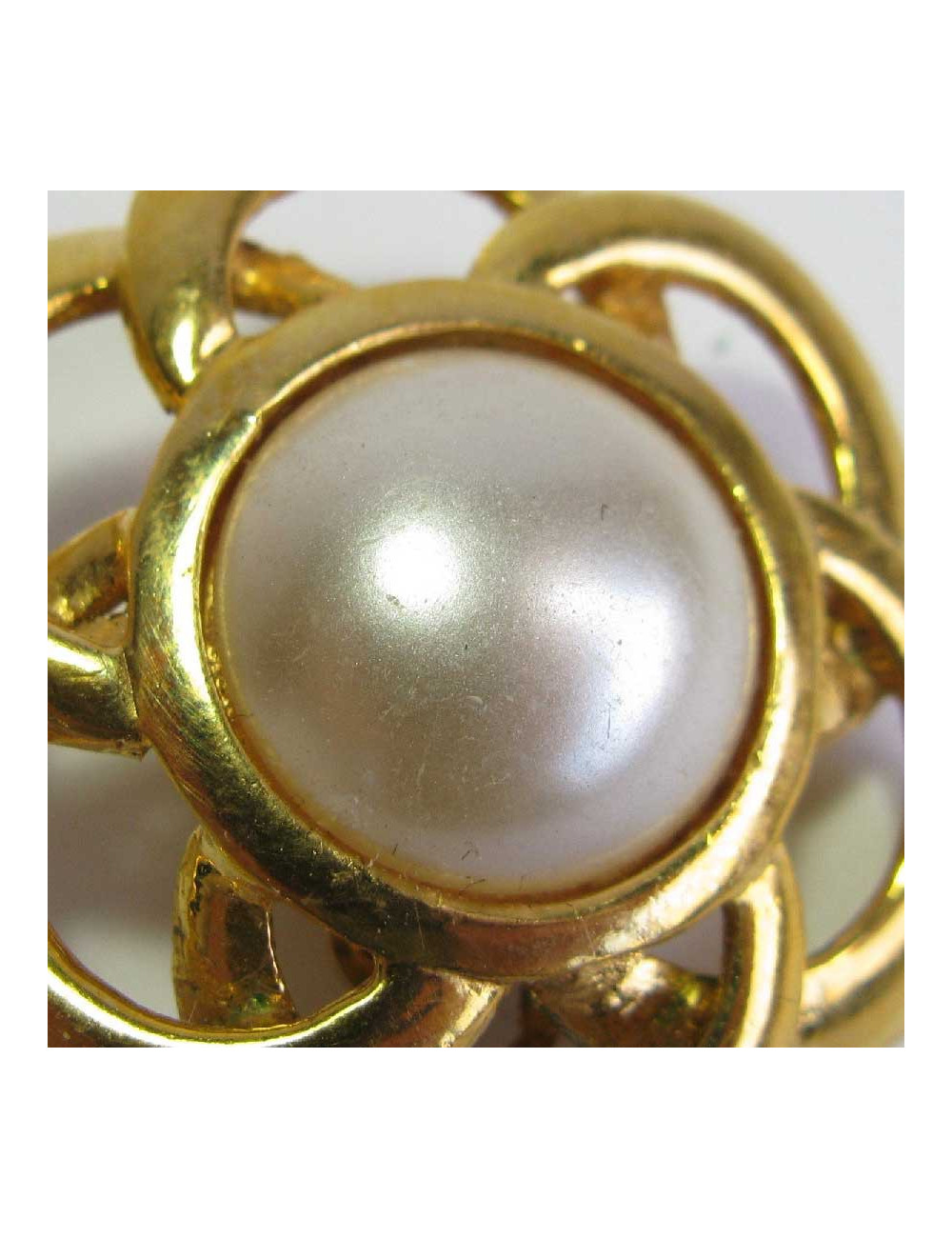 CHANEL Couture Vintage clip-on earrings in gilt metal and pearl