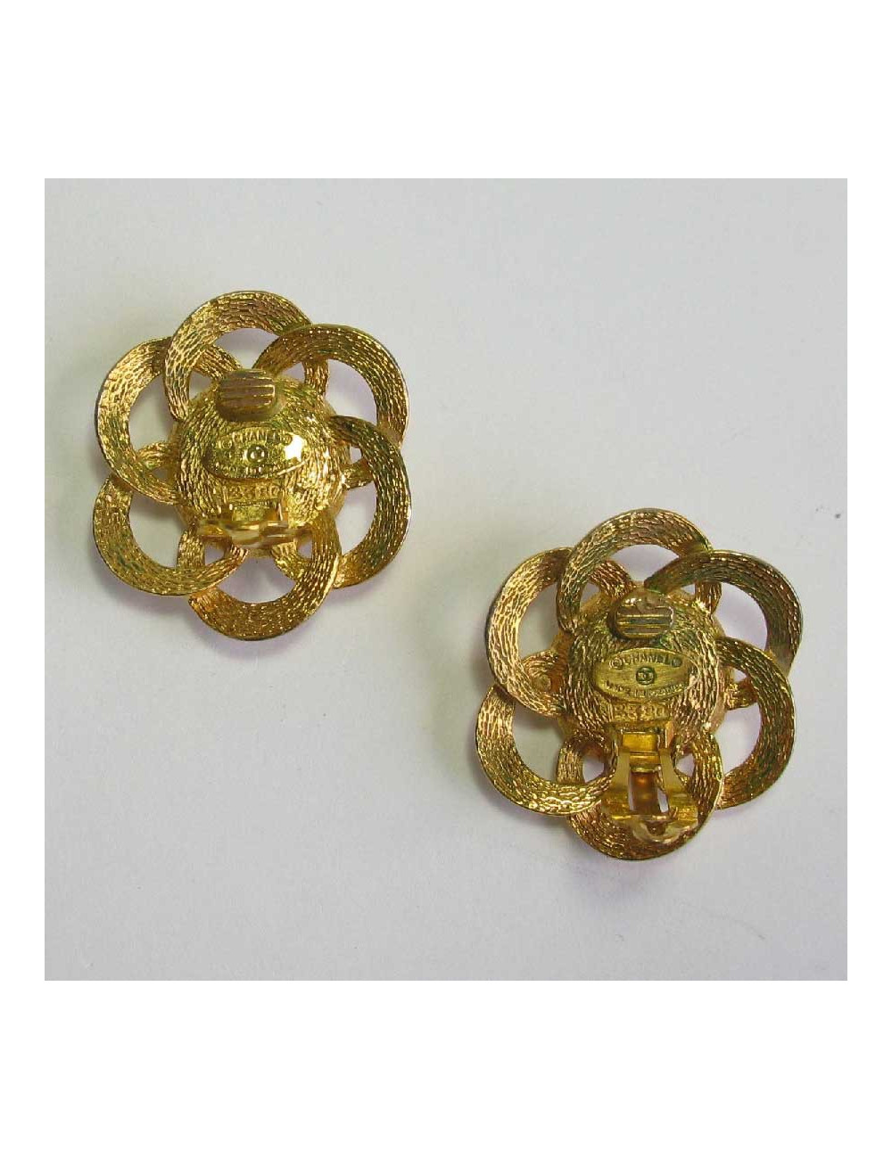 Boucles d'oreille clips CHANEL Couture vintage en métal doré et perle nacrée