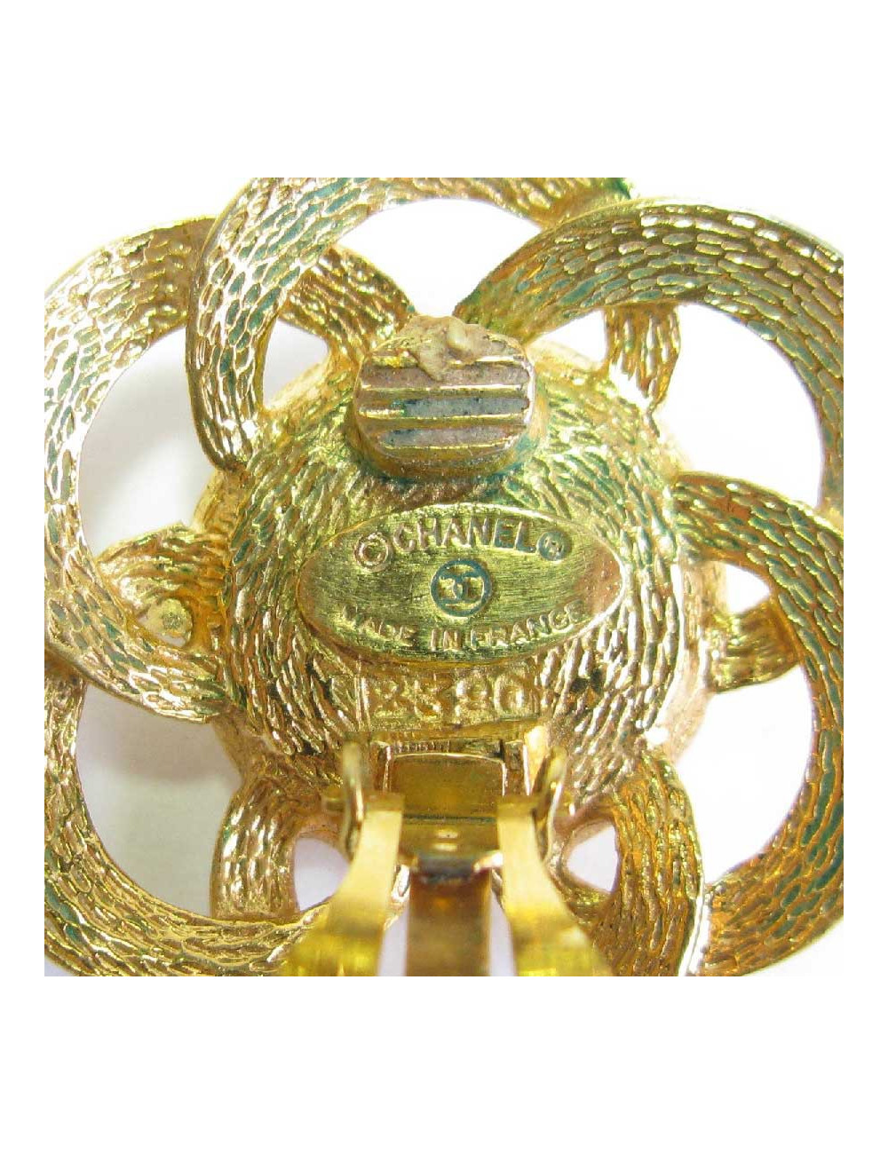 Boucles d'oreille clips CHANEL Couture vintage en métal doré et perle nacrée