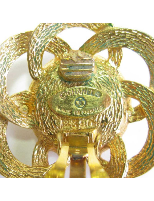 Boucles d'oreille clips CHANEL Couture vintage en métal doré et perle nacrée