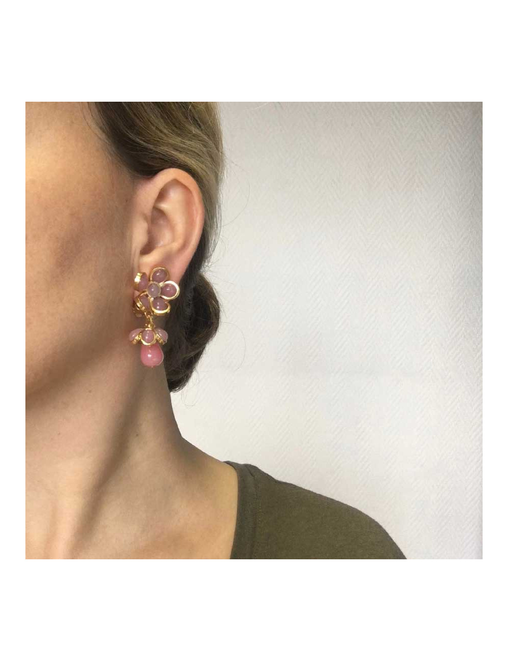 Boucles d'oreille clips MARGUERITE DE VALOIS pendantes fleurettes roses