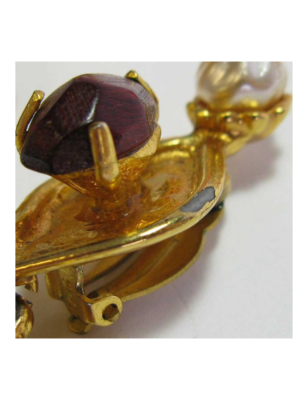 Boucles d'oreille clips CHRISTIAN LACROIX coeur pendant en métal doré et pierres fantaisies