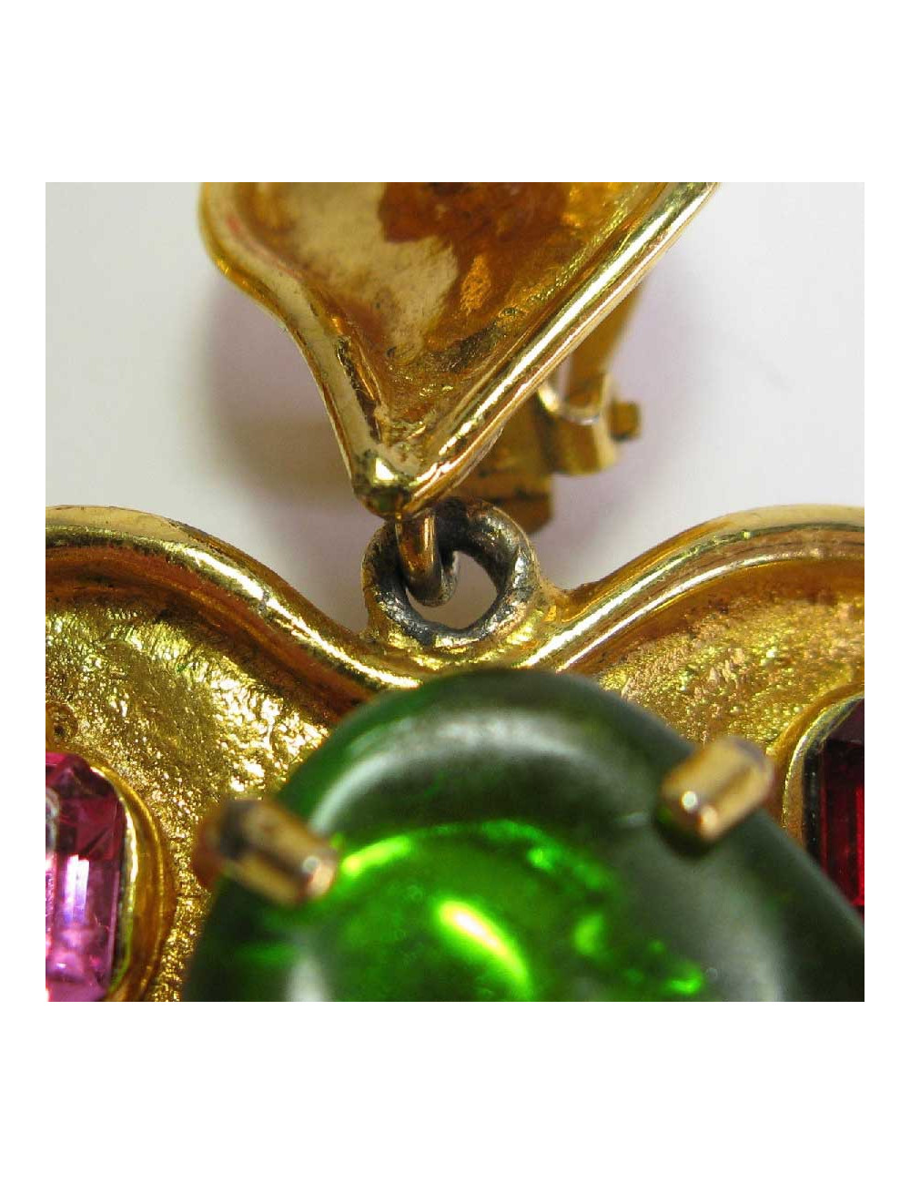 Boucles d'oreille clips CHRISTIAN LACROIX coeur pendant en métal doré et pierres fantaisies