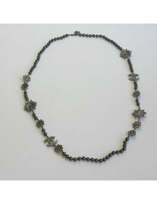 Sautoir CHANEL en perles noires et bijoux en métal ruthénium