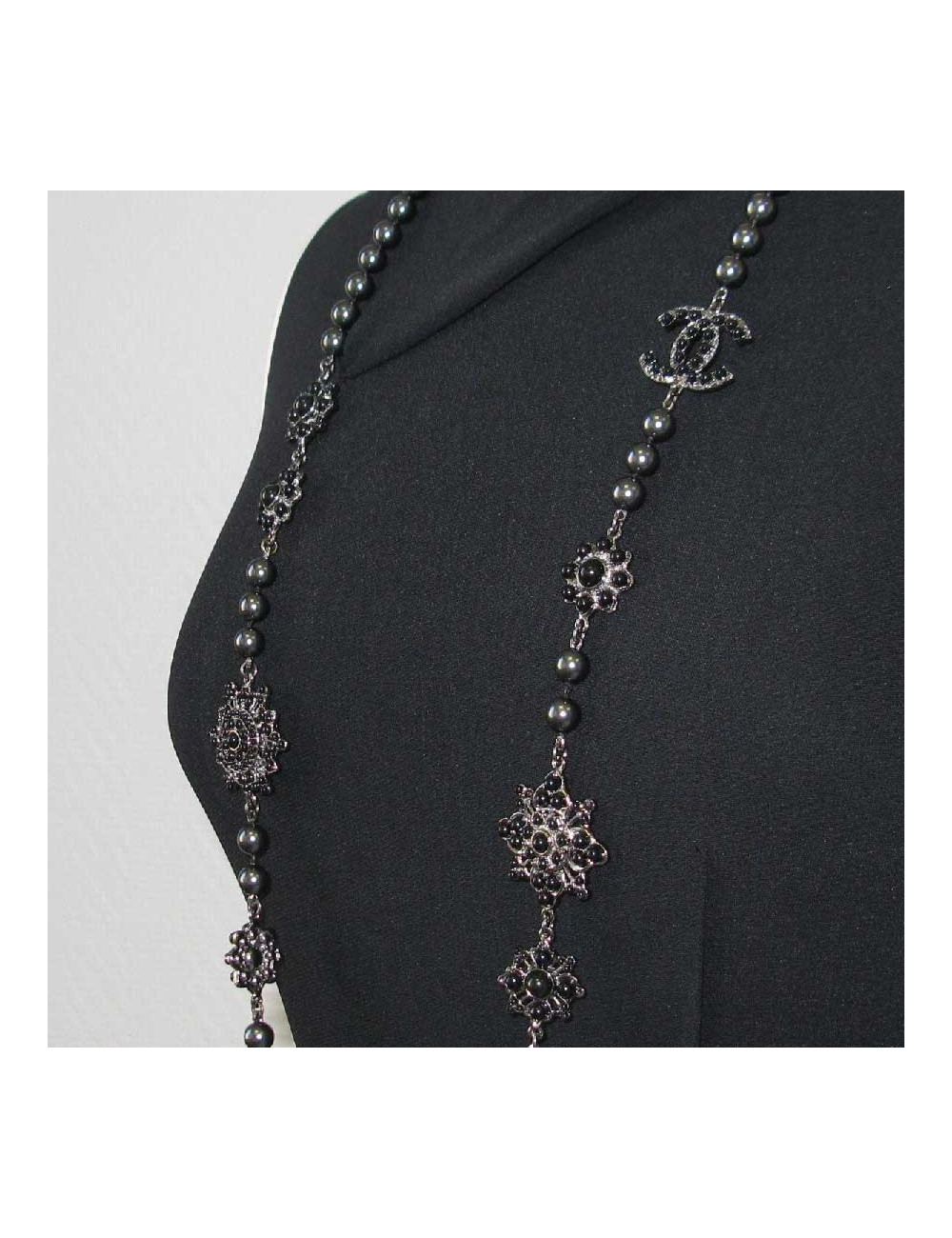 Sautoir CHANEL en perles noires et bijoux en métal ruthénium