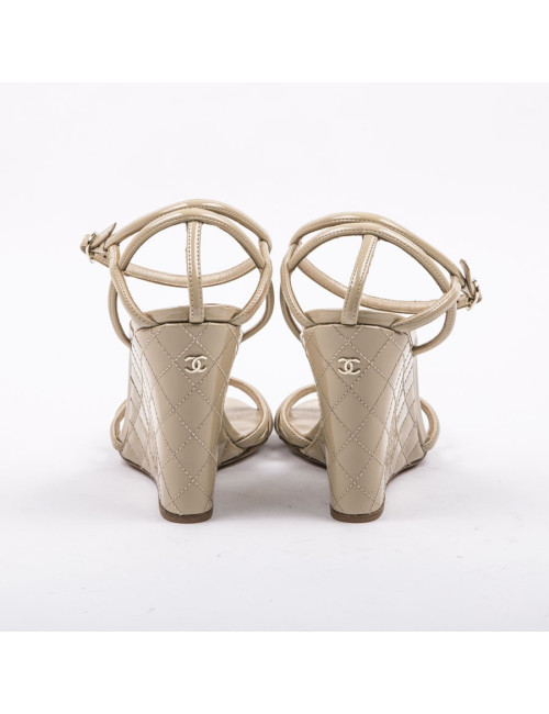 Sandales compensées T 40.5 CHANEL cuir matelassé verni beige