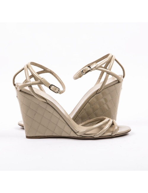 Sandales compensées T 40.5 CHANEL cuir matelassé verni beige
