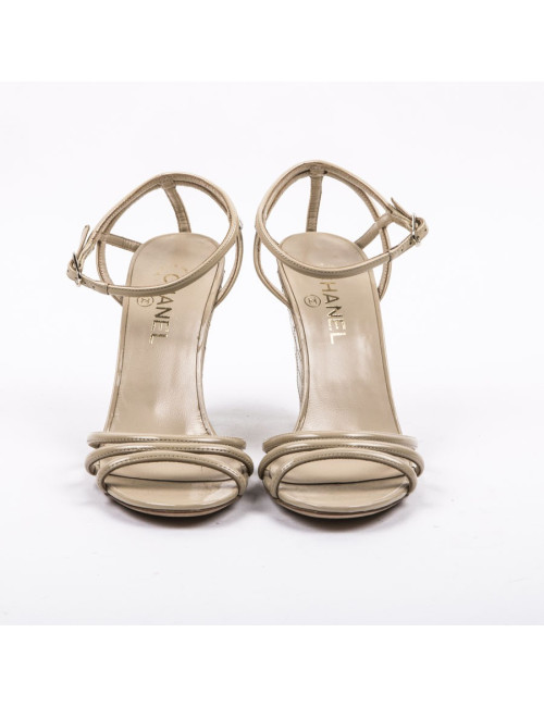 Sandales compensées T 40.5 CHANEL cuir matelassé verni beige