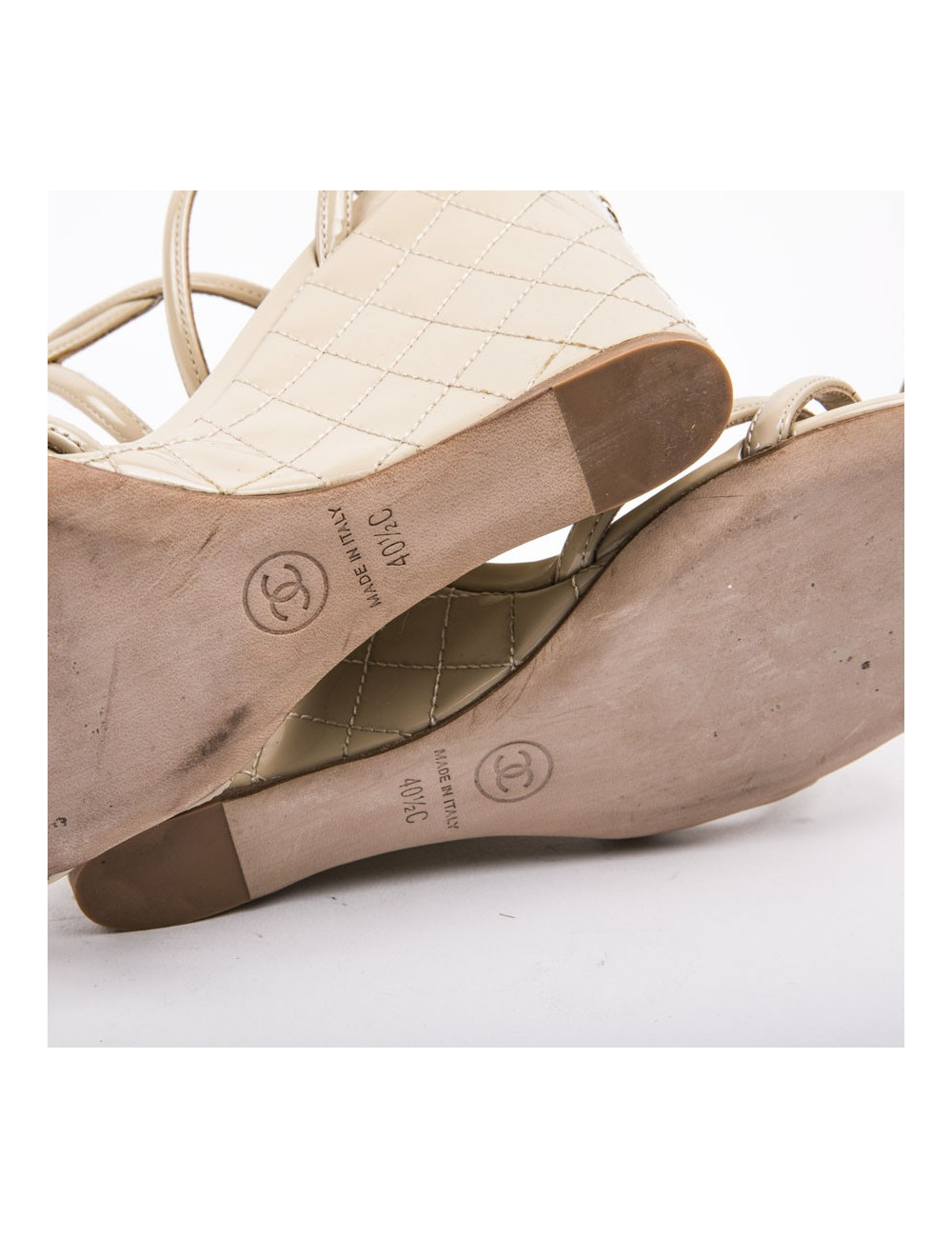 Sandales compensées T 40.5 CHANEL cuir matelassé verni beige