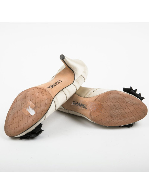CHANEL high heels in beige and black duchess satin size 37.5FR