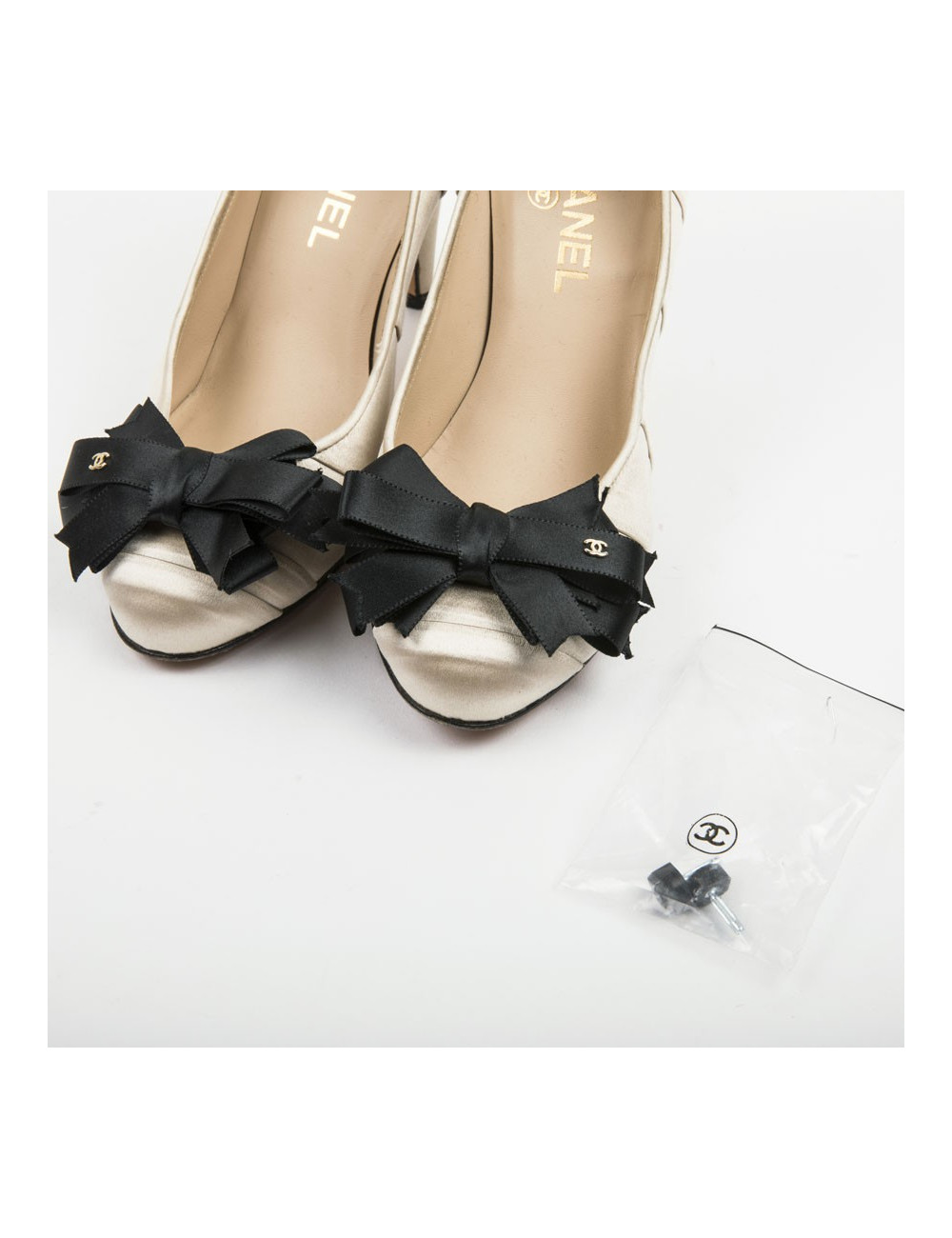 CHANEL high heels in beige and black duchess satin size 37.5FR