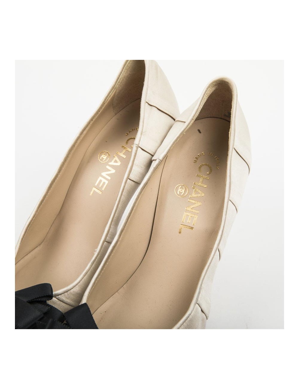 CHANEL high heels in beige and black duchess satin size 37.5FR