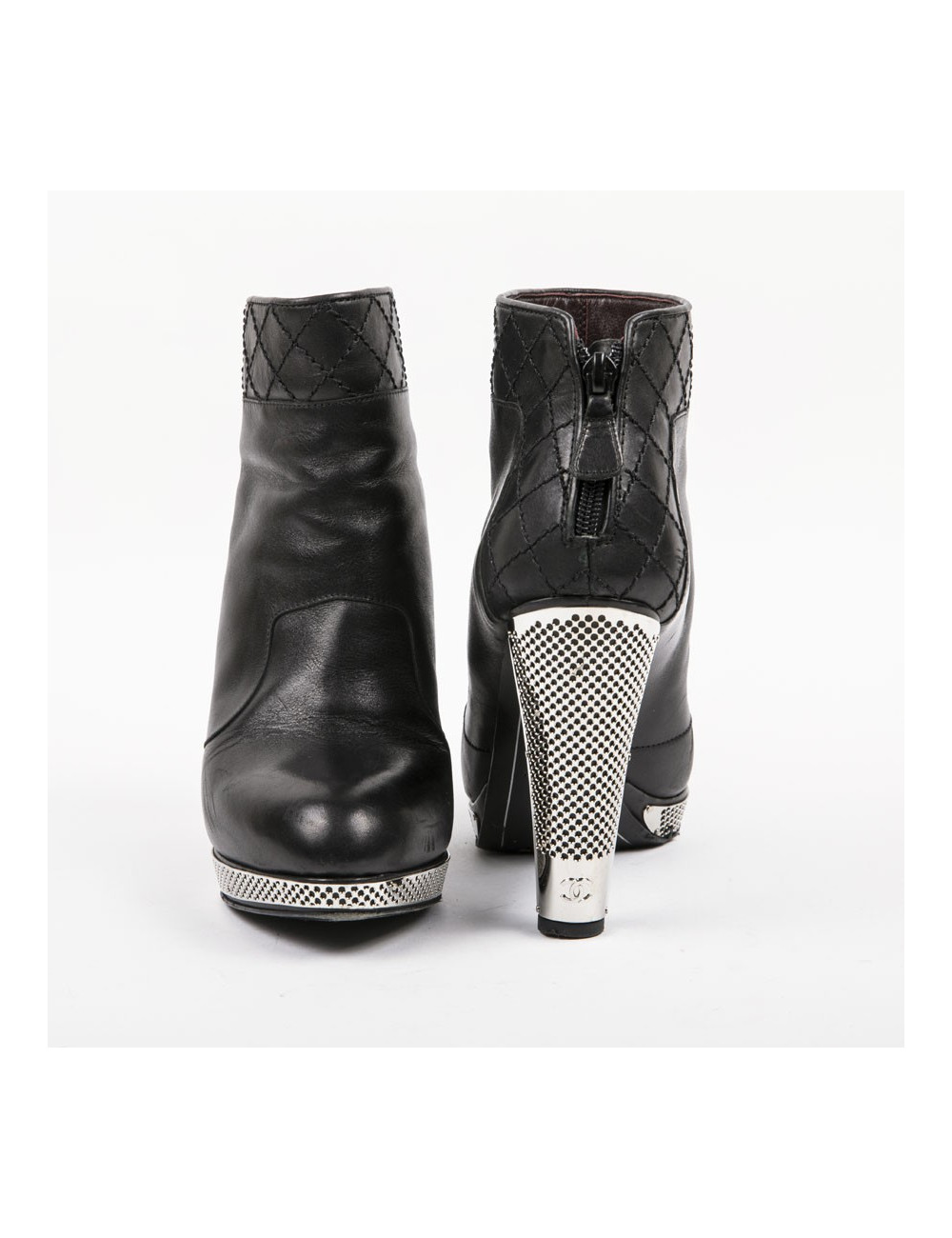 Boots T 39.5 CHANEL cuir d'agneau noir et grille argent palladié