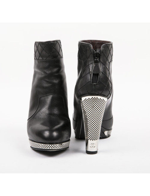 Boots T 39.5 CHANEL cuir d'agneau noir et grille argent palladié
