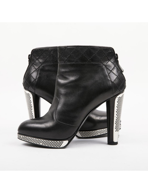 Boots T 39.5 CHANEL cuir d'agneau noir et grille argent palladié