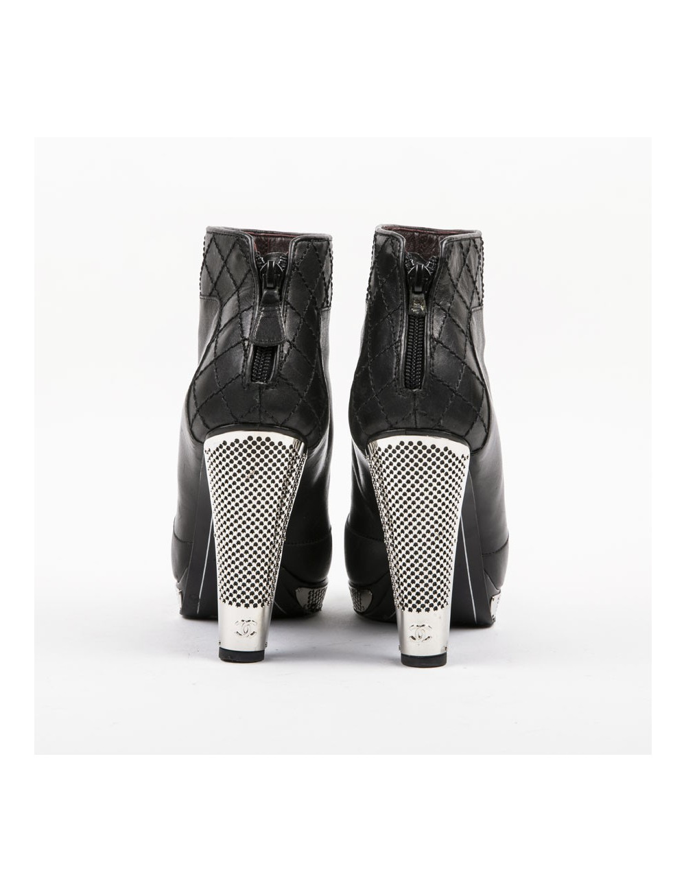 Boots T 39.5 CHANEL cuir d'agneau noir et grille argent palladié