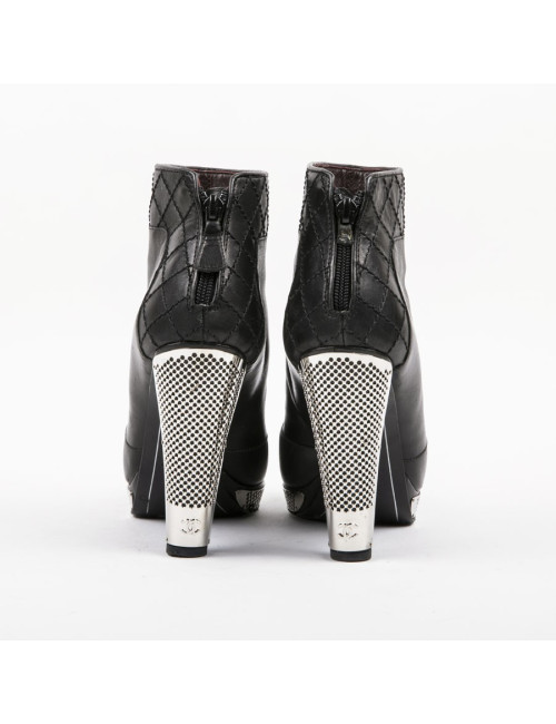 Boots T 39.5 CHANEL cuir d'agneau noir et grille argent palladié