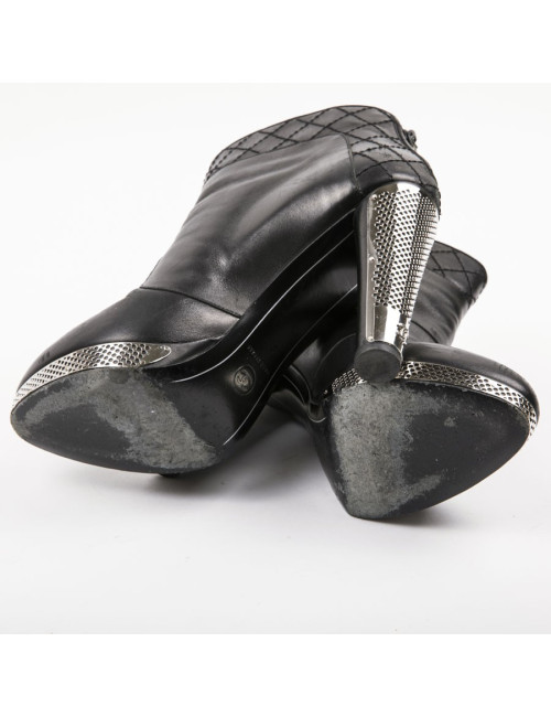 Boots T 39.5 CHANEL cuir d'agneau noir et grille argent palladié