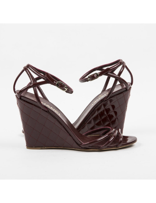 CHANEL wedge sandals in burgundy quilted patent leather size 40.5FR