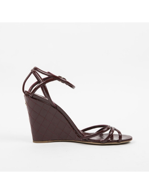 Sandales compensées T 40.5 CHANEL cuir matelassé verni bordeaux