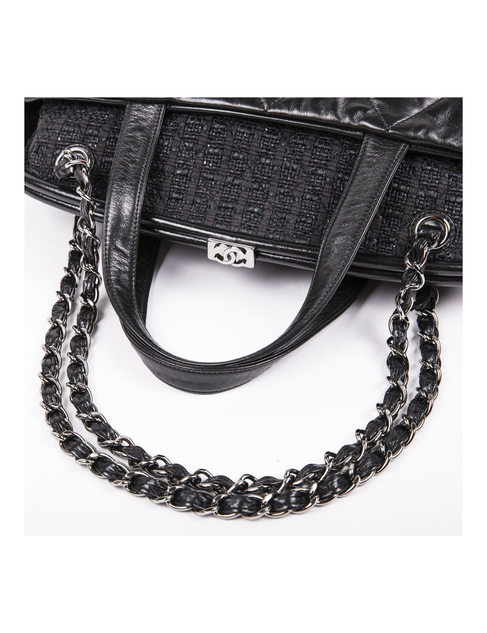 Sac CHANEL en cuir matelassé noir vieilli et tweed gris foncé