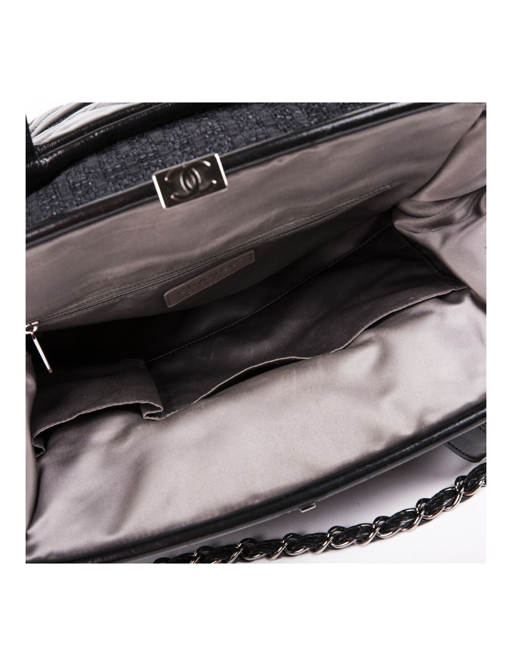 Sac CHANEL en cuir matelassé noir vieilli et tweed gris foncé