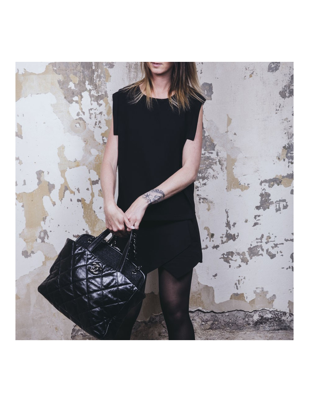 Sac CHANEL en cuir matelassé noir vieilli et tweed gris foncé