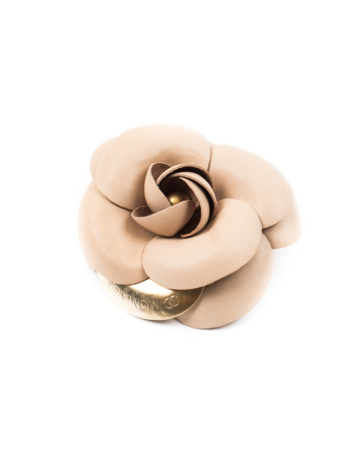 Broche CHANEL camélia cuir et métal doré