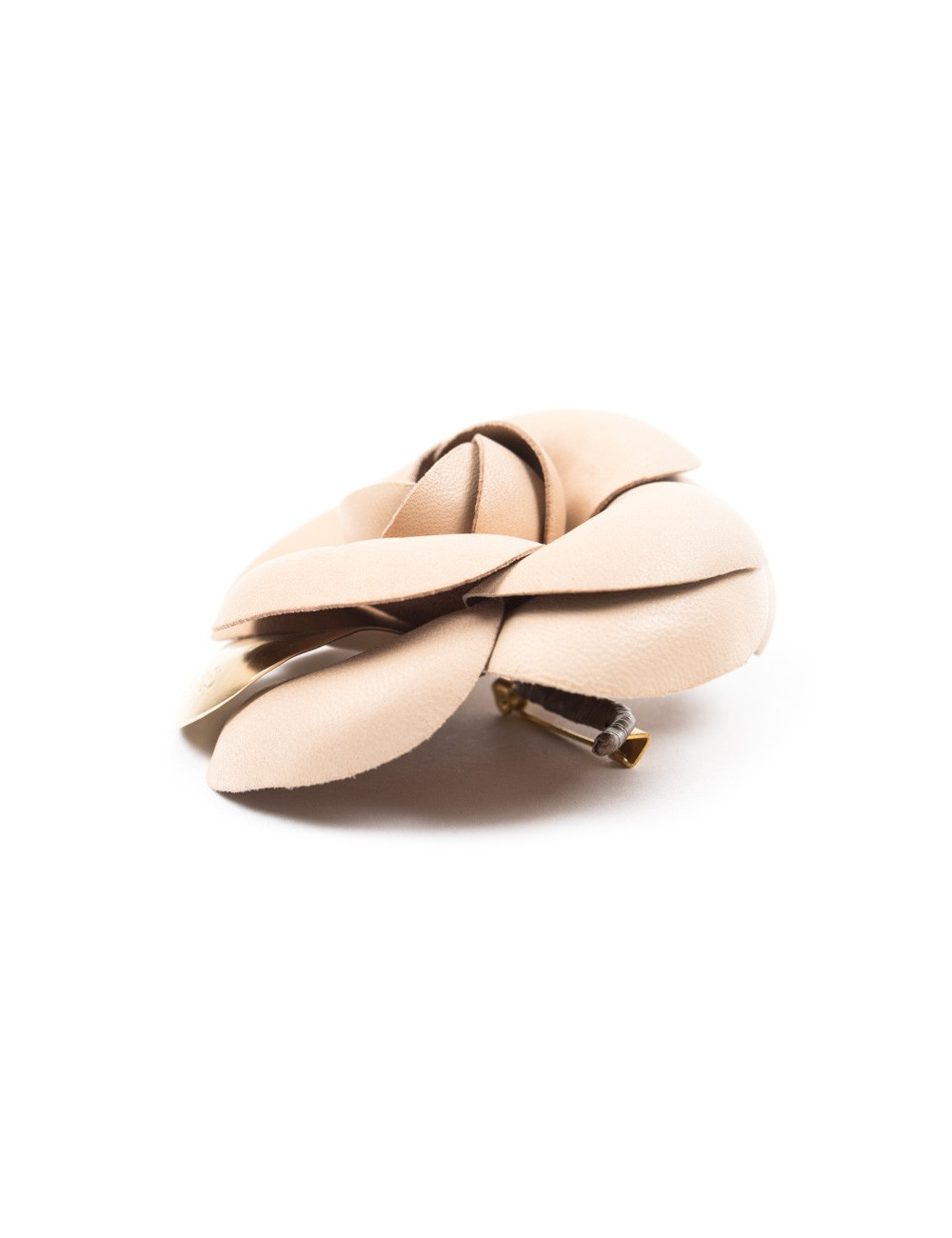 Broche CHANEL camélia cuir et métal doré